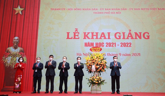 Bí thư Thành ủy Hà Nội Đinh Tiến Dũng tặng hoa chúc mừng ngành Giáo dục và Đào tạo nhân dịp năm học mới